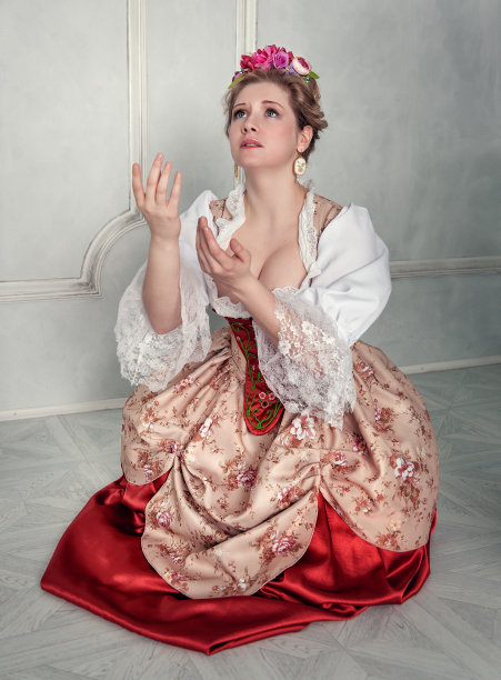 美丽的中世纪妇女穿着旧式服装祈祷图片下载