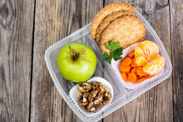 健康和健身食品在午餐盒木制背景图片下载