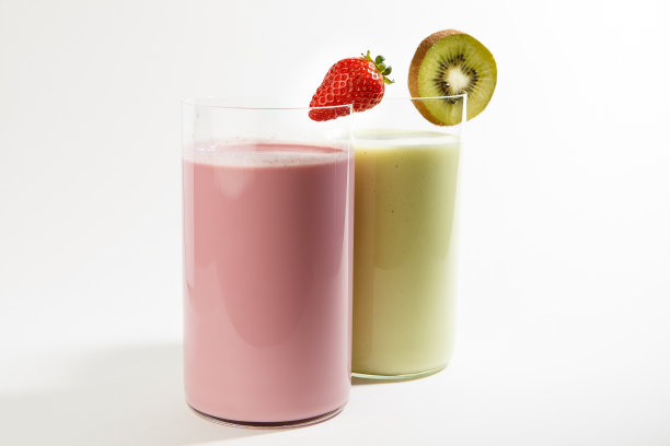 草莓和猕猴桃在玻璃杯中混合图片下载