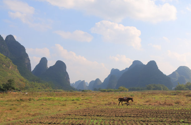 中国阳寿喀斯特山亭寺图片下载