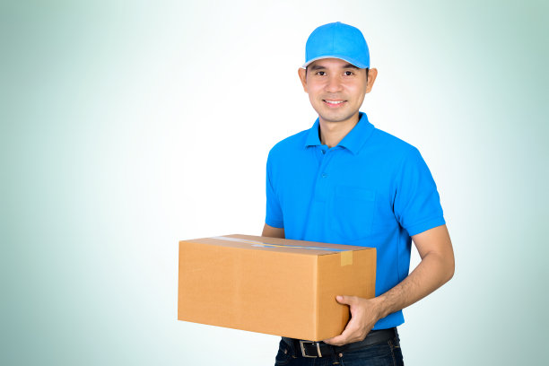 搬运纸箱的快递员图片下载