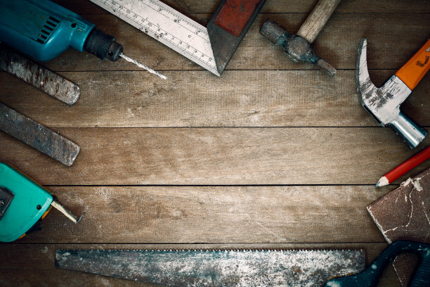 一组垃圾工具在木制背景与空白的文字或品牌。图片下载