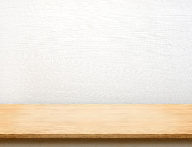 白色混凝土墙的空木桌面，模拟展示或蒙太奇的产品，业务展示图片下载