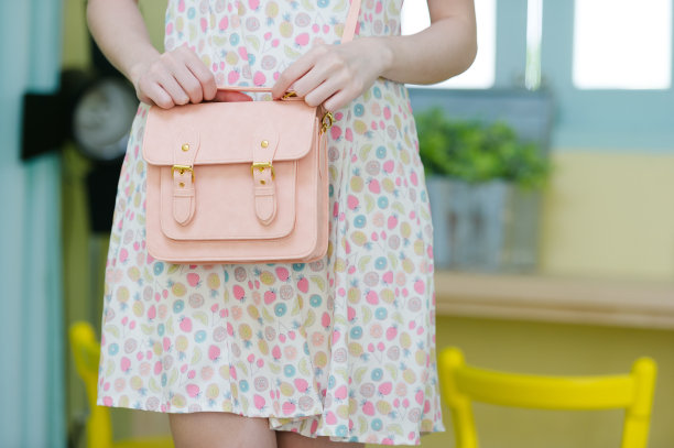 手里拿着包图片下载