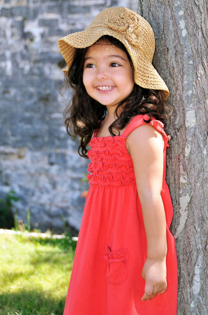 微笑着靠在树上图片下载