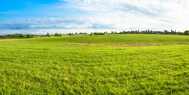 田野的景观与草地，绿色的草地和蓝天在春天的乡村景色图片下载