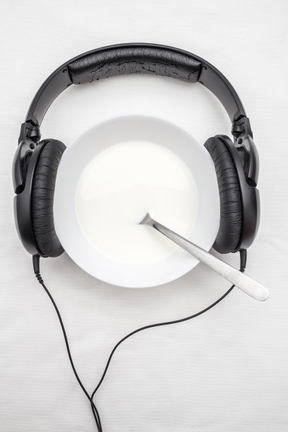 把耳机放在盘子里，盘子里放一个勺子图片下载