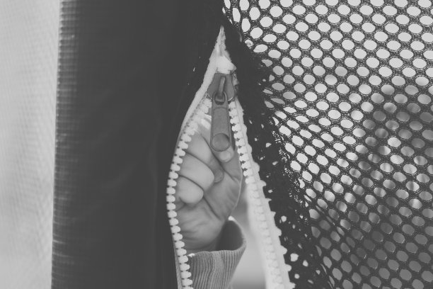 孩子的手试图合上锁，黑色和白色图片下载