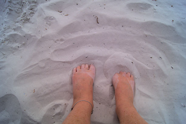 脚趾在沙子里图片下载