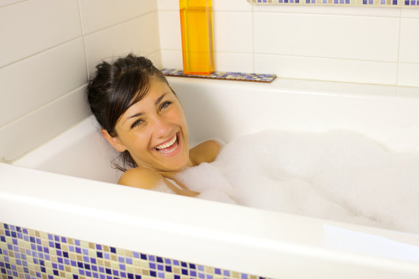 在满是泡沫的浴缸里大笑图片下载