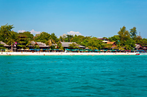 从海边可以看到美丽干净的沙滩，从快艇上可以看到餐馆图片下载