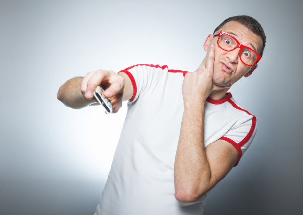 拿着遥控器的滑稽男人图片下载