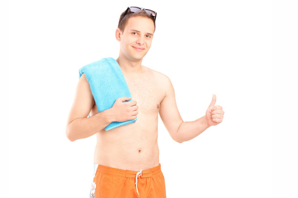 穿泳衣的男人竖起大拇指图片下载