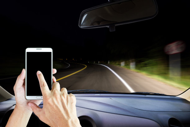 道路、道路和高速公路上的挡风玻璃图像。图片下载