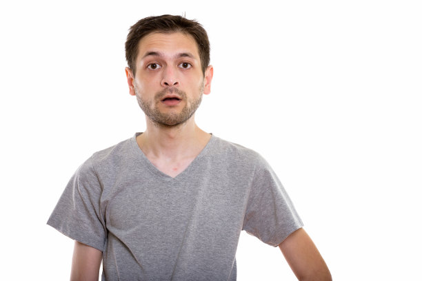摄影棚里的年轻人看起来很震惊素材图片