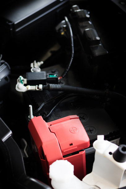 新车发动机零件。现代强大的汽车引擎。汽车的强大引擎一个清洁的汽车引擎的详细照片图片下载