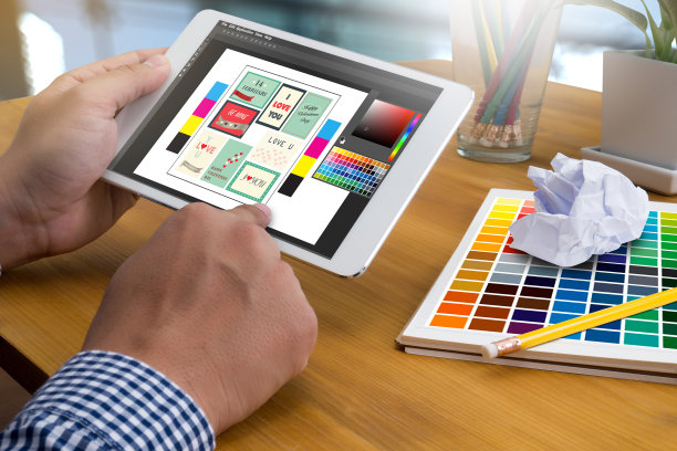 创意设计师在工作。颜色样本，插画平面设计师工作的数字平板电脑和电脑图片下载