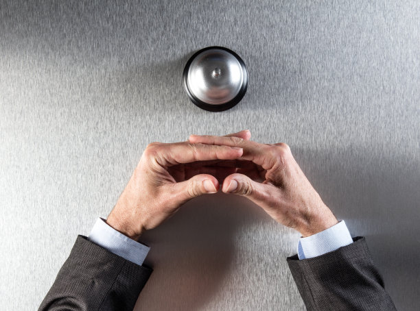 耐心的商人交叉双手寻求帮助的肢体语言图片下载