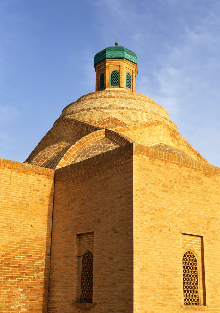 带有角楼的中世纪东方建筑图片下载