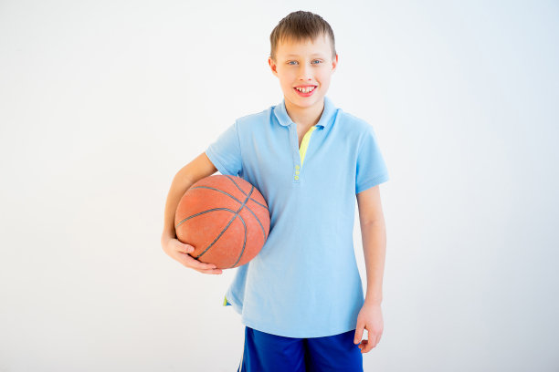 男孩打篮球图片下载