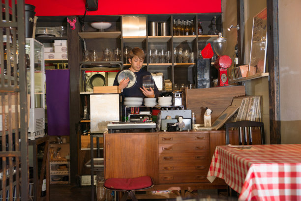 东京日本咖啡馆餐厅的服务生图片下载