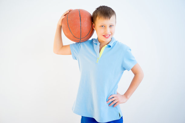 男孩打篮球图片下载