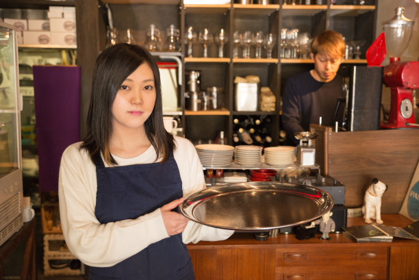 年轻漂亮的女服务员在日本咖啡馆餐厅在东京图片下载