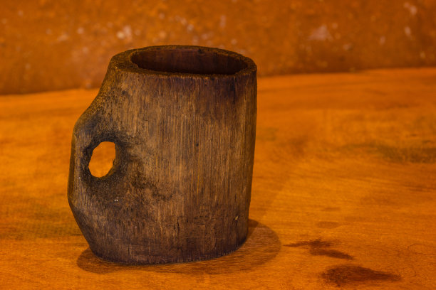 竹杯放在木桌上图片下载