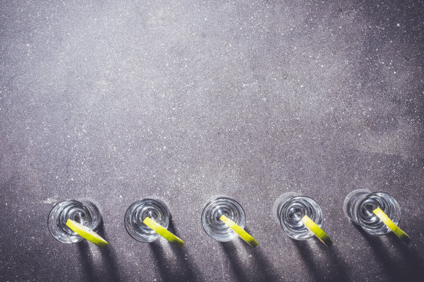 深色的石头桌上放着几杯伏特加图片下载