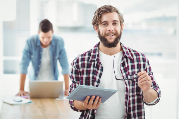 微笑的商人拿着眼镜和数字平板电脑的肖像图片下载