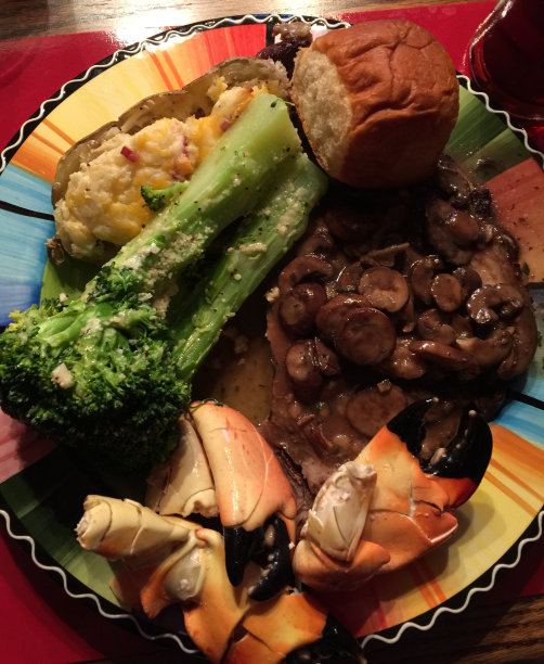 盘子里食物的特写镜头图片下载