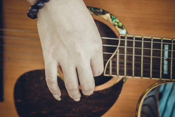 手女弹吉他图片下载