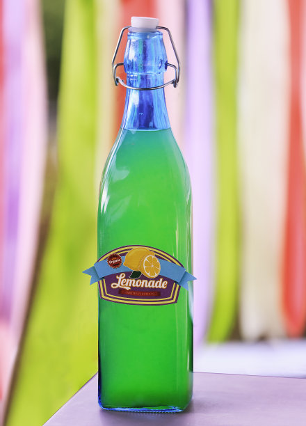 在一个生动的背景上喝玻璃瓶图片下载