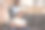 疲惫的父亲和婴儿在沙发上睡觉，而母亲在工作素材图片