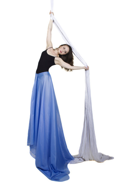 女运动员在丝绸上表演魔术图片下载