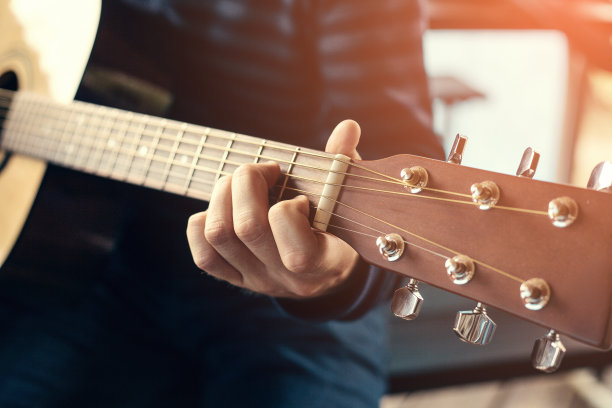 在户外大师班学习弹吉他。音乐教育。图片下载