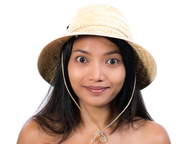 戴着旅行帽的快乐女人图片下载