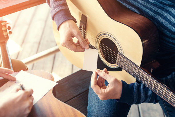 在户外大师班学习弹吉他。音乐教育。图片下载