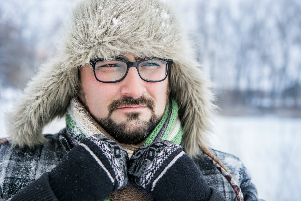 严肃的男人冬天的胡子，特写肖像图片下载