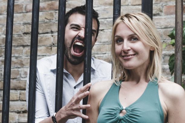 夫妻在危机图片下载