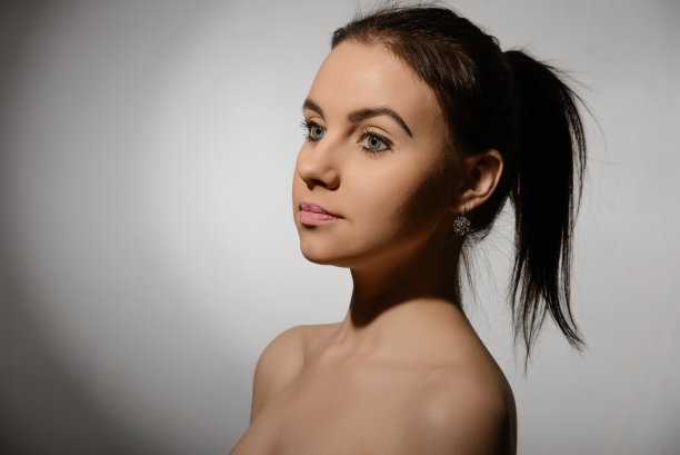 美丽的女孩。美丽的年轻女子与新鲜干净的皮肤图片下载