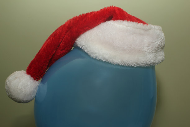 灰色背景下的圣诞饰品特写镜头图片下载