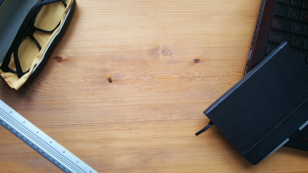 办公桌桌上有笔记本电脑，眼镜和笔记本电脑图片下载