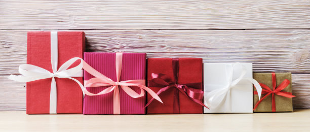 一排礼品盒在轻木制背景图片下载