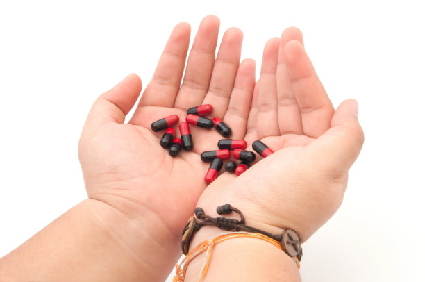 肥胖女性手上的药丸图片下载