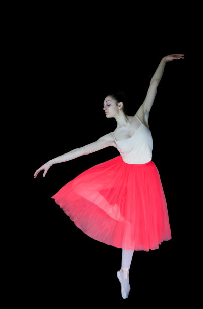 芭蕾舞女演员在珊瑚芭蕾舞裙的舞蹈位置图片下载