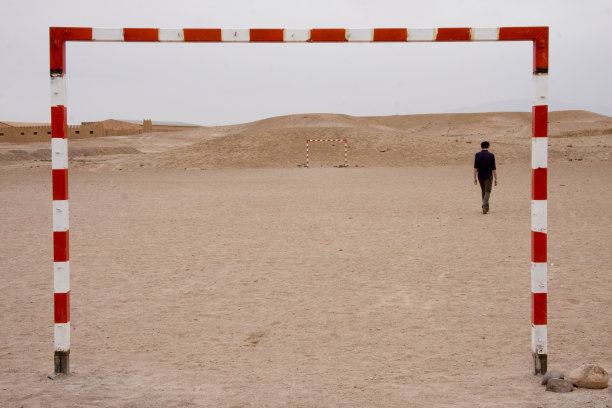 沙漠中的人图片下载