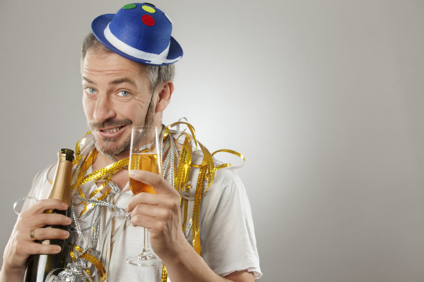 狂欢中的醉汉图片下载