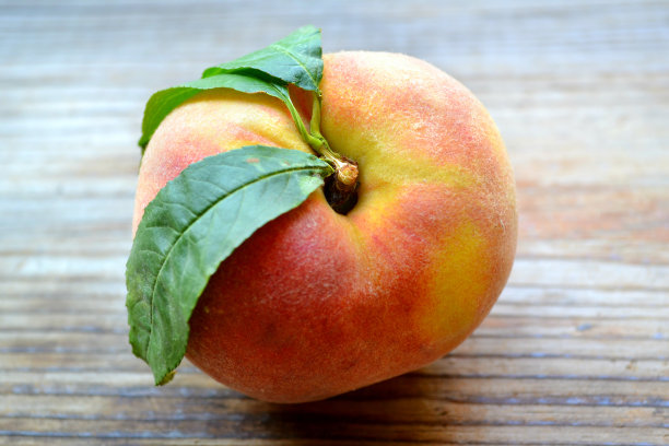 健康美味的绿叶桃子图片下载