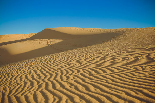 沙丘在日落投下美丽的阴影在越南的Muine图片下载